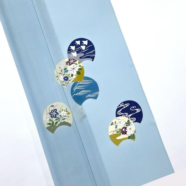 本日ご紹介致します商品は、絽ちりめん夏付下げ「団扇取り夏花」でございます。

上質な絽ちりめんを水色に染め、団扇取りに夏花を配した付下げでございます。
団扇取りの中には、夏の着物に使われる代表的な草花（萩、沢瀉、桔梗、鉄線、百合、菊、藤袴）や観世流水、千鳥、波が全て手描きで表されております。
銀彩で縁取られた団扇取り夏花の文様は涼感があり、工芸キモノ野口ならではの配色で表現され、古典文様なのに新しさを感じさせてくれます。
 
格調高い袋帯を合わせていただくと気の張るフォーマルシーンでお召いただけますし、
綺麗目な名古屋帯をあわせていただけば観劇やお食事などのカジュアルシーンでもお召いただけます。
合わせる帯によって、様々なシーンでお使いいただける工芸キモノ野口ならではセンス満載の美しい付下げですね。
夏はもちろんですが、単衣の時期もお召いただけます。

 
実はこちらを制作していただいておりました職人さんが年齢を理由に引退されましたので、追加注文が不可能になり今ある現品のみの販売になってしまいます。
野口さんの手描きの商品の中では、かなり価格を抑えて下さっていた方なので本当に残念です。
図案は野口さんがお持ちなので、違う職人さんで再制作を考えておられますが当然価格もあがりますし、今のところは未定との事です。
腕の良い職人さんも年々減っていき益々この業界も厳しい時代になっております。
今シーズンに限らず、夏物の逸品物は年々少なくなっておりますので、お好みに合われましたら是非お申し付けくださいませ。
 
※価格は弊社ホームページのオンラインストアに記載しておりますのでご覧ください。
https://www.kyo-tsukamoto.co.jp/store/

 
【※着物の地色について】
撮影の加減で水色が濃く映ったり、薄く映っている画像がございます。
お使いのモニターによっても色の違いがどうしても出てしまいますのでご理解くださいませ。
現品は上品で綺麗な水色でございますのでご安心下さいね。
こちらの商品は「お手元確認」のシステムが可能ですので、もし宜しければご利用くださいませ。

#京呉服塚本
#塚本呉服店
#絽ちりめん夏付下げ#絽ちりめん#団扇取り夏花#団扇#夏花#観世流水#千鳥#波#萩#沢瀉#桔梗#鉄線#百合#菊#藤袴#手描き#付下げ#夏付下げ#夏単衣#夏きもの#工芸キモノ野口#京都#着物#キモノ#着物女子#着物好きな人とつながりたい#着物好きさんとつながりたい