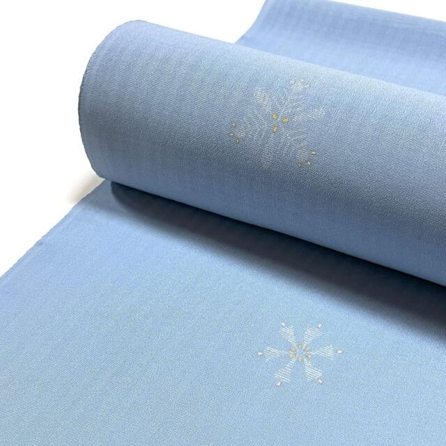 本日ご紹介致します商品は、夏ちりめん小紋「雪の華」でございます。

上質な長浜の夏ちりめんを水色に染め、雪の華を散らした小紋です。
図案化された雪の華を白上げとポイント的に黄色を入れて涼感を表現しております。
工芸キモノ野口の優等生な夏の飛び柄小紋ですが、生地が珍しいシャリ感のある夏ちりめんでして、盛夏はもちろんですが単衣の時期でもお使いいただけるとの事です。

帯合わせも名古屋帯を合わせてカジュアルシーンでお召いただくのはもちろんですが、ちょっとフォーマル的な袋帯を合わせて無地や付下げ風に着こなすのも素敵だと思います。
今シーズンに限らず、夏物の逸品物は年々少なくなっておりますので、お好みに合われましたら是非お早めにお申し付けくださいませ。

 
【※着物の地色について】
撮影の加減で水色が濃く映ったり、薄く映っている画像がございますし、お使いのモニターによっても色の違いがどうしても出てしまいます。
現品は落ちついた綺麗な水色でございますのでご注意くださいませ。
夏ちりめんならではの透け感も画像では上手くお伝え出来ずスイマセン汗
こちらの商品は「お手元確認」のシステムが可能ですので、もし宜しければご利用くださいませ。
 
※価格は弊社ホームページのオンラインストアに記載しておりますのでご覧ください。
https://www.kyo-tsukamoto.co.jp/store/

#京呉服塚本
#塚本呉服店
#夏ちりめん小紋#雪の華#夏ちりめん#夏単衣#夏きもの#小紋#工芸キモノ野口#京都#着物#キモノ#着物好きな人とつながりたい#着物好きさんとつながりたい#着物女子